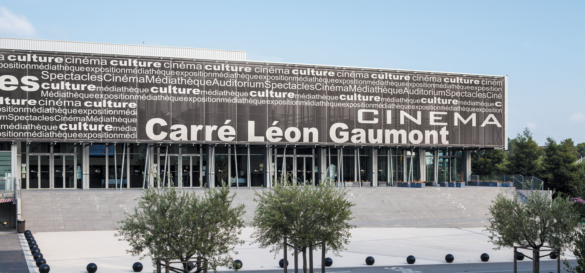 Pôle Culturel Carré Léon Gaumont vu du parking - Jean-Pascal Clément Architecte