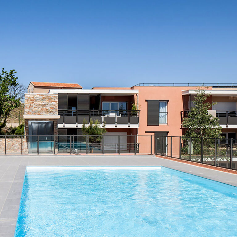 Résidence Roc Estérel à Roquebrune-sur-Argens vue de la piscine - Jean-Pascal Clément Architecte