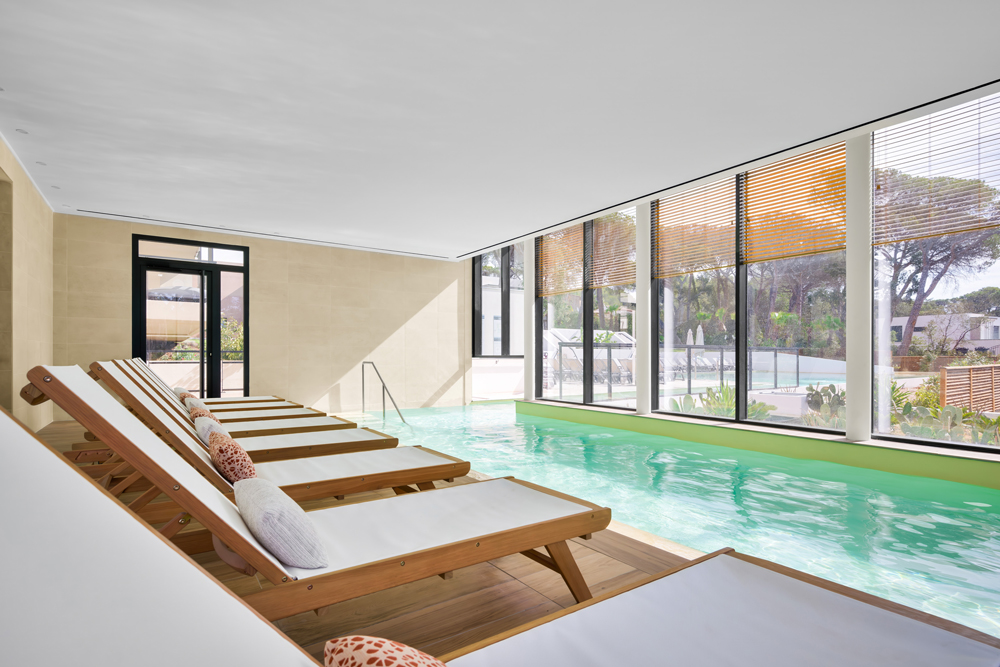Résidence Douce Quiétude, vue piscine intérieure et transats - Jean-Pascal Clément Architecte